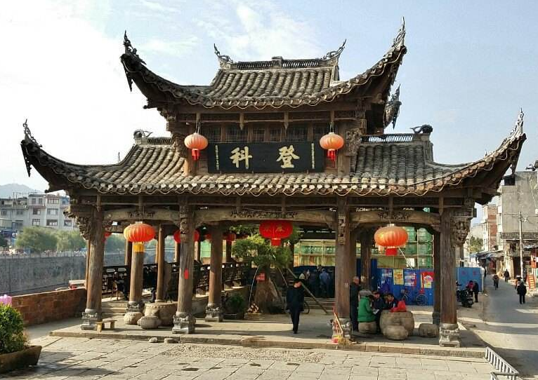 在古城内部,有很多旅游景点,像汀州古城墙,汀州天后宫,辛耕别墅等,都