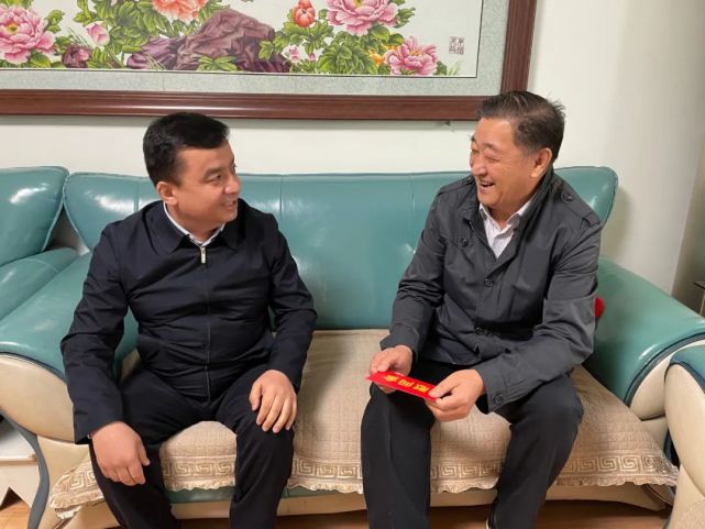 春节前夕,市委副书记,市长哈米提·阿克木一行看望慰问了部分老干部