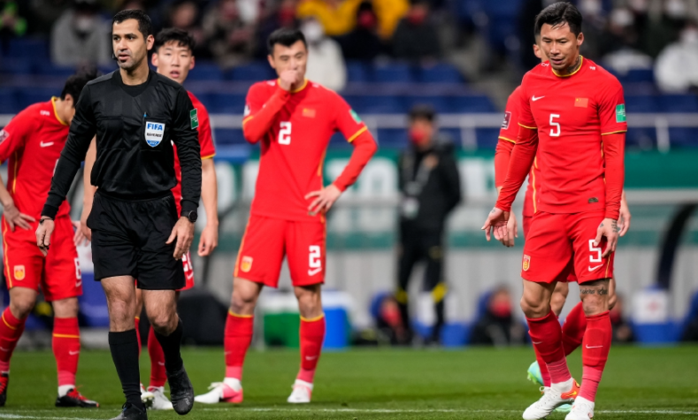 日本足球队 李霄鹏执教开门黑！国足0-2遭日本队双杀，正式无缘直通世界杯