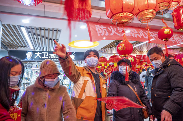 頂端新聞·河南商報記者看到,購買春聯福字的顧客絡繹不絕,商家朱智永