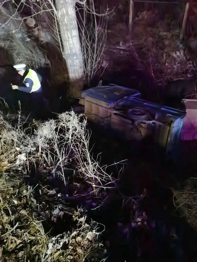 出警返回途中发现一辆电动三轮车侧翻在路边排水沟里,车内驾驶员被困