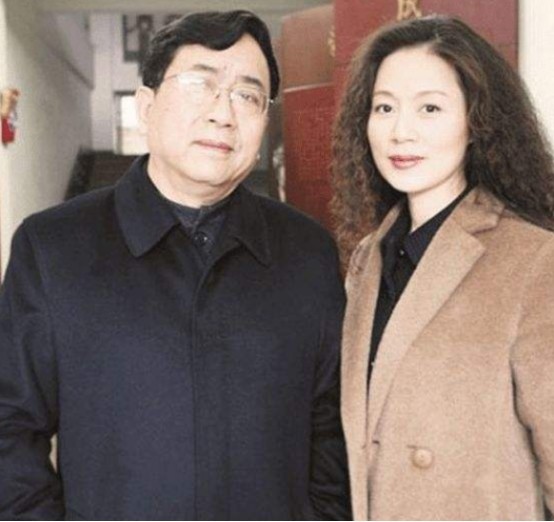 余秋雨抛弃发妻李红,转身娶小16岁的马兰,前妻怒斥其为伪君子