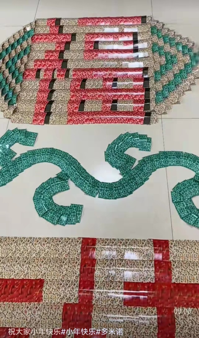 爱摆牌的龙龙献艺手机春晚多米诺扑克牌摆出世间万千精彩