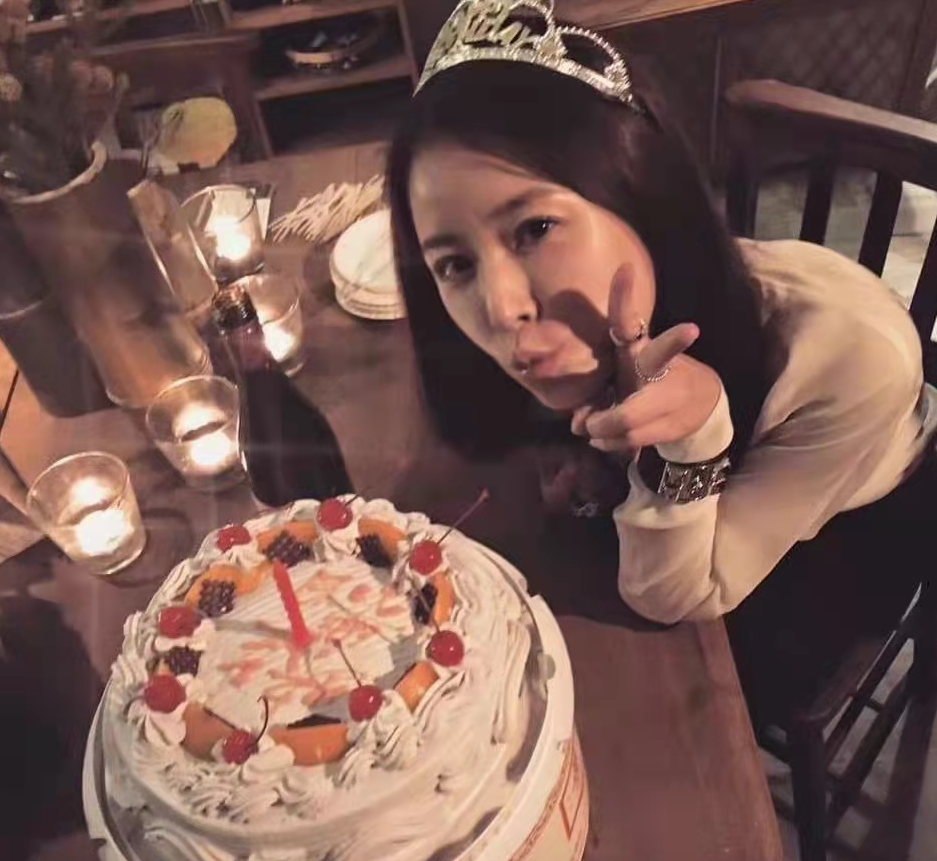 林心如喜迎46岁生日!穿碎花裙跟闺蜜接吻笑开怀,生图颜值不经看