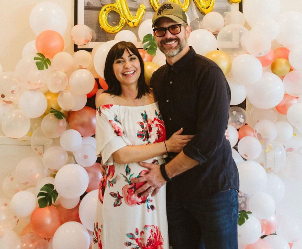 怀里抱着刚出生的婴儿多萝西,而丈夫马修则满眼深情的望着疲惫的妻子