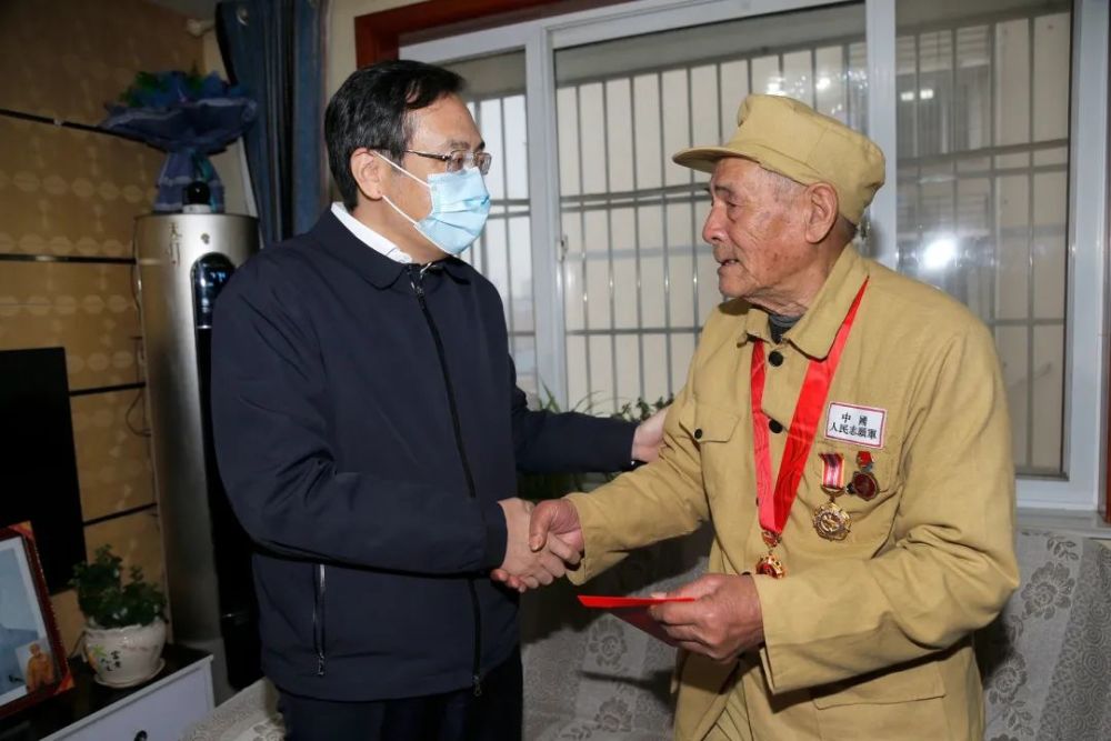 家住崇川区新福街道幸福人家小区的邵金楦,从抗美援朝战场上归来,又