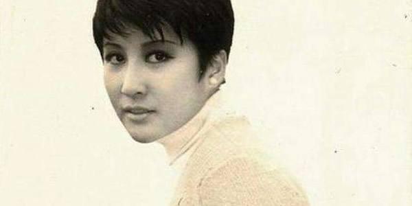 一九四七年出生在台湾的丁佩原名叫作唐美丽,据说她的外公还是北平