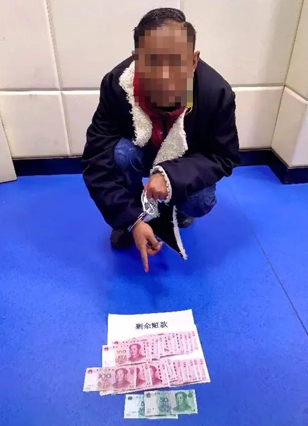 一男子竟在手机城偷钱,年关至出门小心钱包