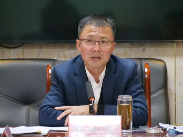 会上,杨小虎代表县政府班子作了对照检查,并带头作了个人对照检查与