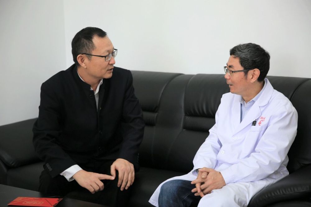 马飞走访慰问退休干部全国五一劳动奖章获得者优秀人才特困人员和困难