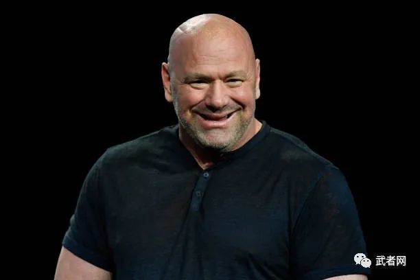 在赛后颁发金腰带的环节,非常罕见的ufc总裁白大拿(dana white)离开