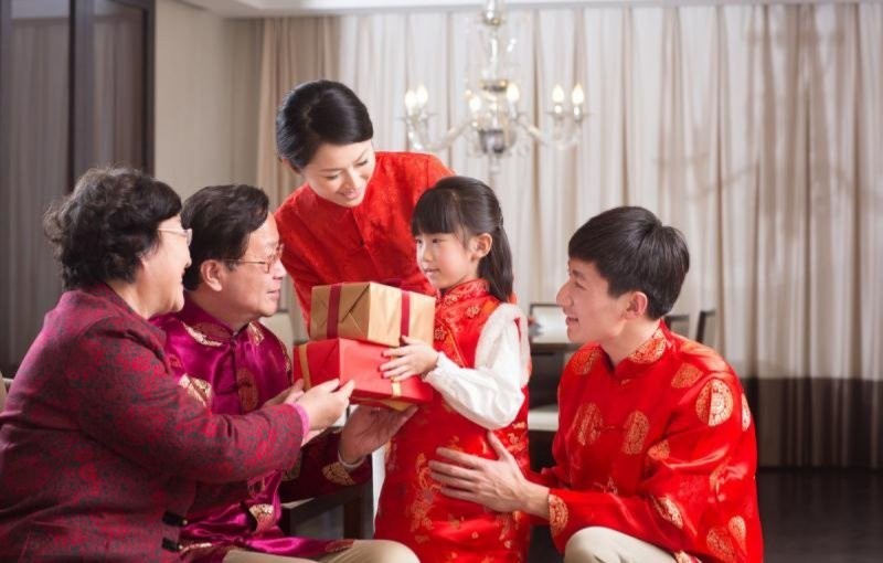 新年将至我国的孩子拜年收红包国外的孩子又是如何过年的呢
