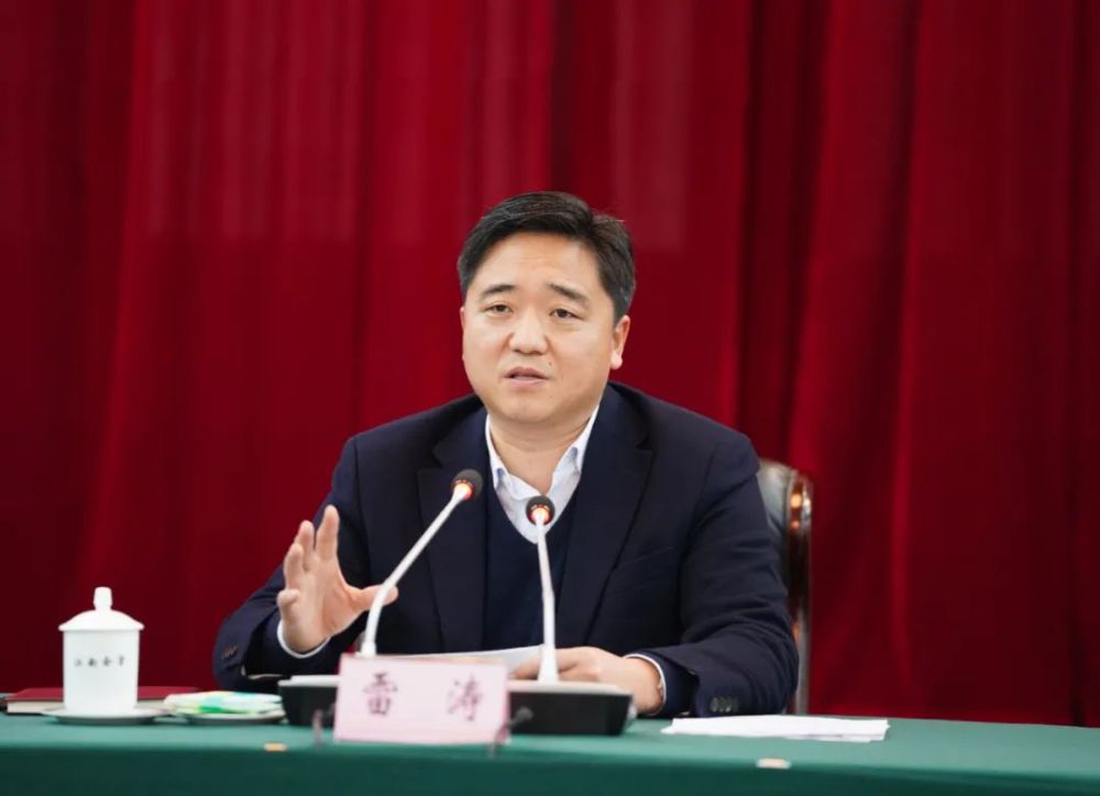 雷涛代表区委,区人大,区政府,区政协向全区广大企业家和企业员工表达