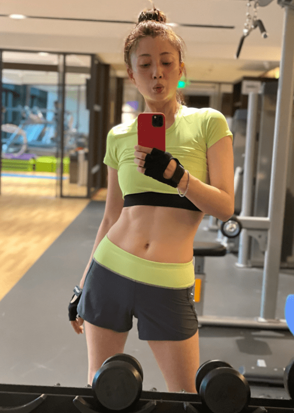 42岁殷桃海边穿比基尼大秀好身材,性感又迷人,真不敢想象呀_腾讯新闻