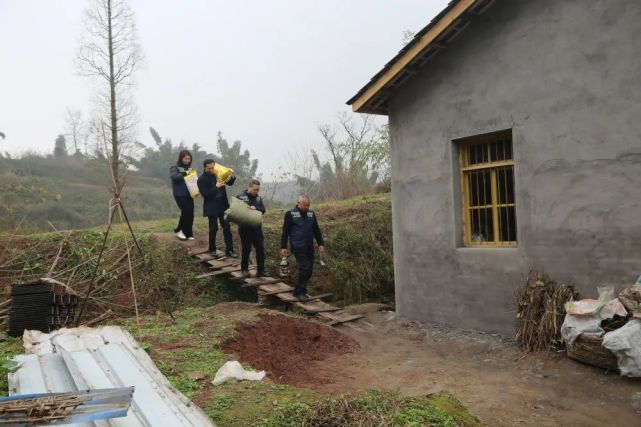 在泸县嘉明镇团山堡村,82岁的金正方老两口站在自家新建成的院子里