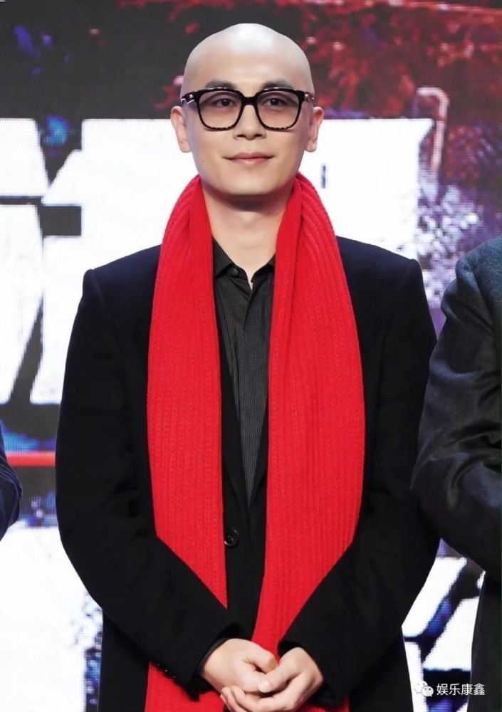 朱亚文光头造型让人惊喜!斯文儒雅气质佳,帅成行走的荷尔蒙_腾讯新闻