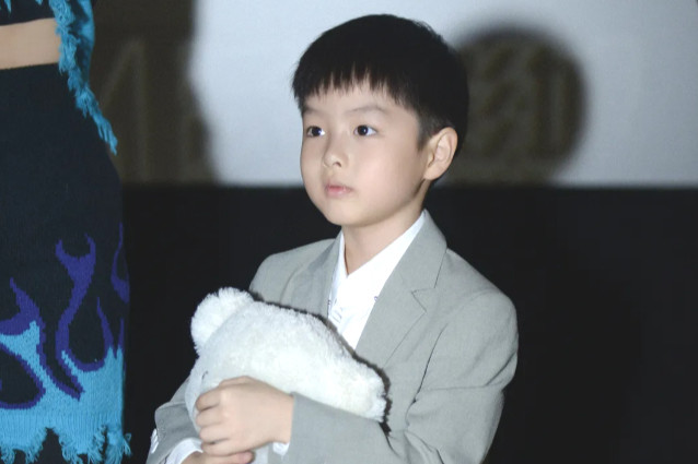 扮演平平的演员名叫米可,是一位童星,出演过《因为爱》,《沙巢》,《海