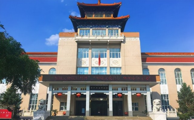 齐齐哈尔市博物馆拥有五千多件藏品,是一家以地域历史和艺术为主要