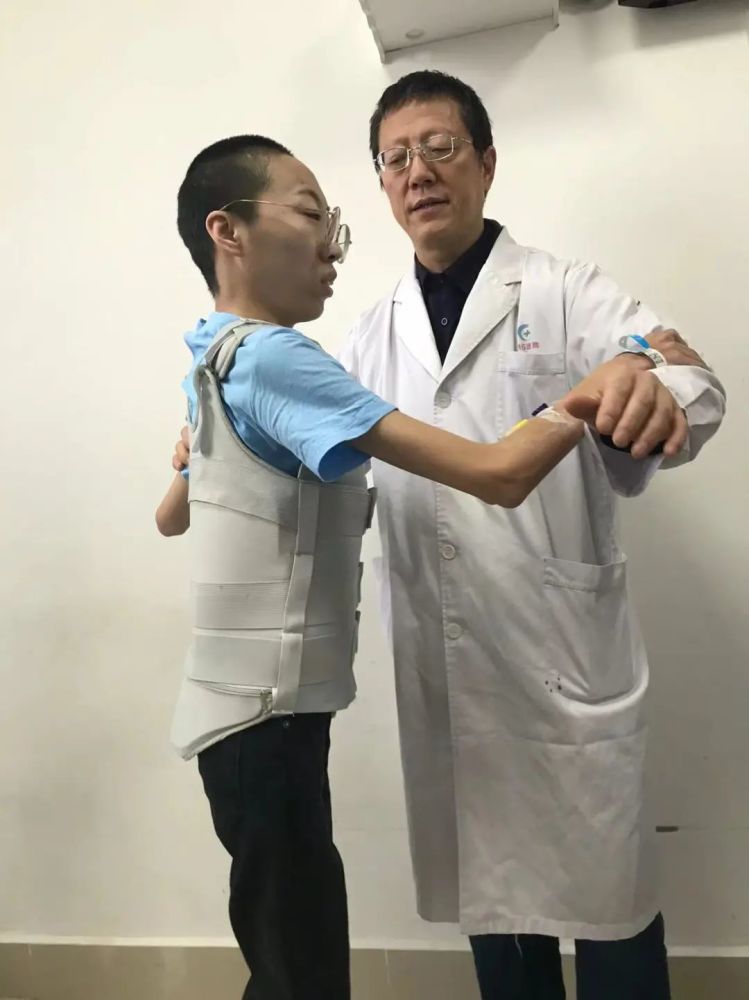 梁益建和梁倩住院治疗期间,患者们头戴梁益建发明的牵引设备"头欧环