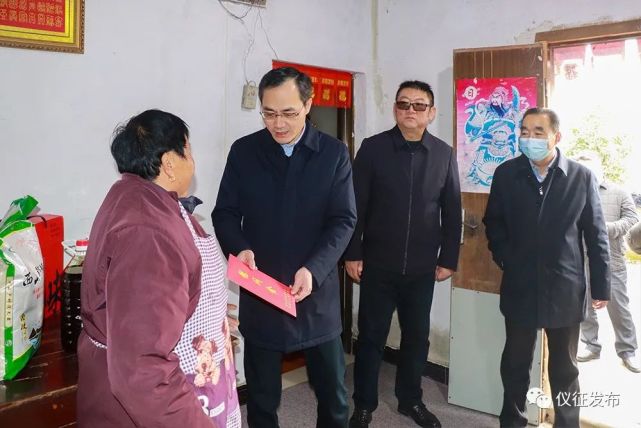 最后,李林一行来到市公安局交警大队真州中队,走访慰问辅警刘加坤.