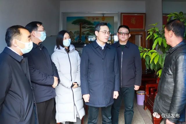 最后,李林一行来到市公安局交警大队真州中队,走访慰问辅警刘加坤.