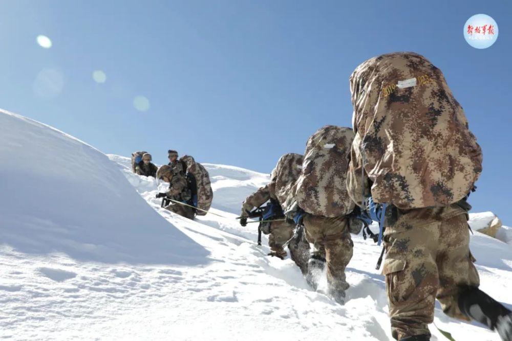 积雪齐腰墨脱边防官兵踏上艰险巡逻路