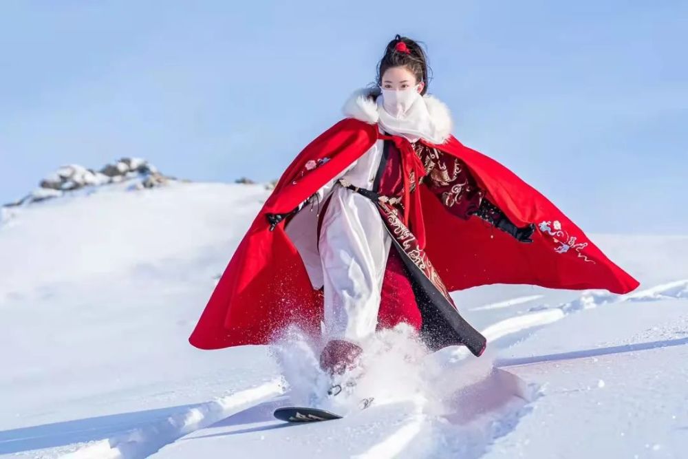 前有滑雪达人身披汉服御板飞行,后有四岁萌娃挑战高级赛道,还有众多