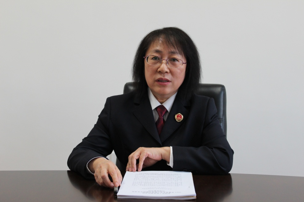 随后,邓红带头作个人对照检查发言,区检察院领导班子其他成员依次作