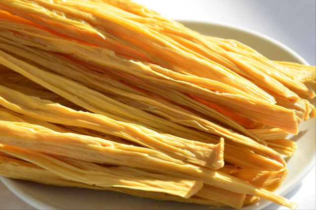 泡腐竹用冷水还是热水?教你饭店的方法,简单又快速,筋道不夹生