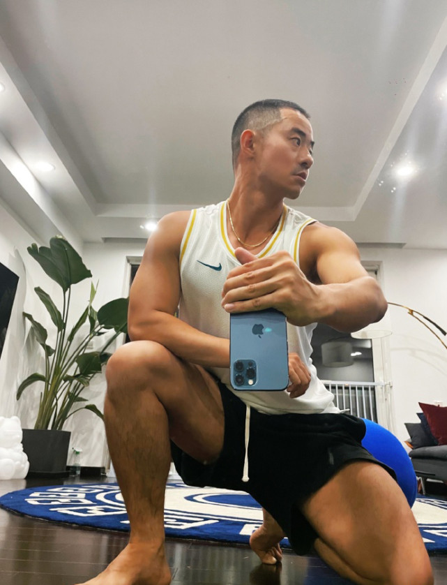 上海男孩光膀子冰天雪地里拍肌肉大片,一点也不冷
