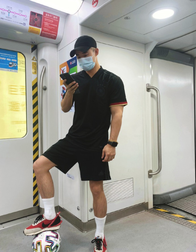 上海男孩光膀子冰天雪地里拍肌肉大片,一点也不冷