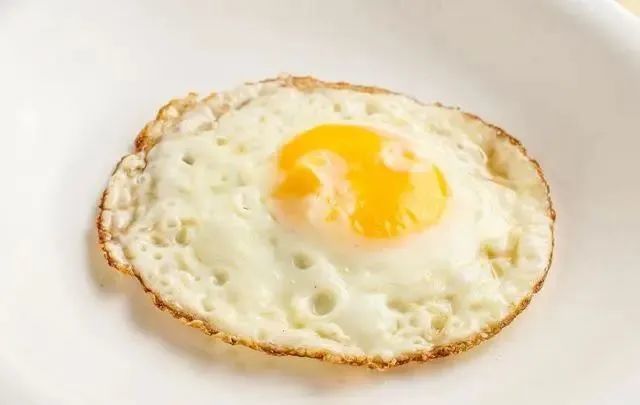 煎荷包蛋时,是凉油还是热油?大厨教你正确做法,香嫩圆润不粘锅