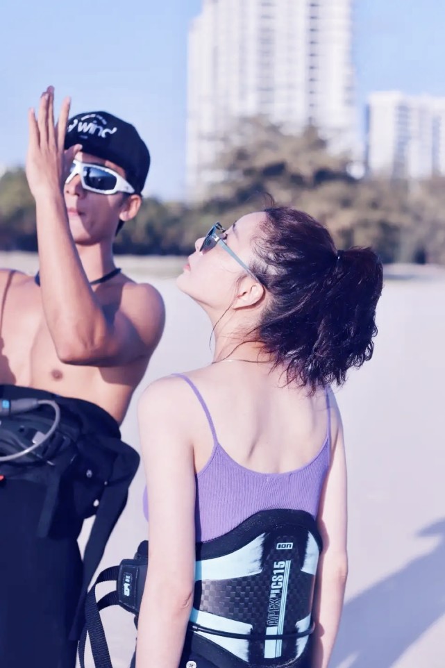 娇小玲珑的殷桃穿比基尼在海边大秀好身材颜值看上去像20岁十分养眼那