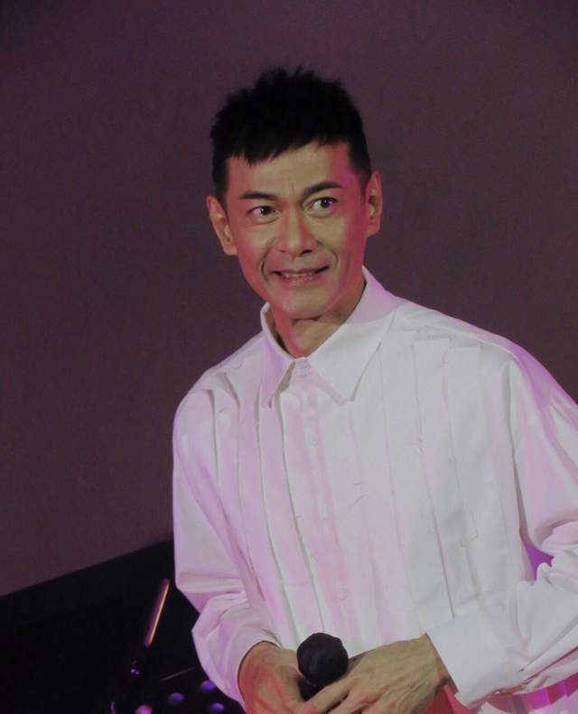 tvb老戏骨江华直播,被人吐槽开了美颜,此前卖货人气掉到几百