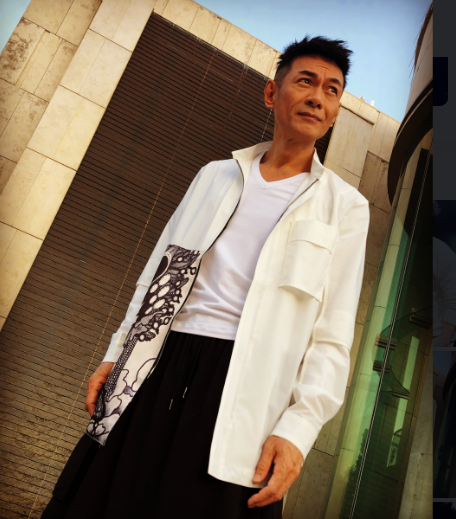 tvb老戏骨江华直播,被人吐槽开了美颜,此前卖货人气掉到几百