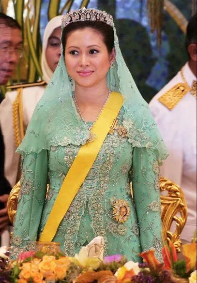 10天奢华婚礼黄金钻石看花眼文莱公主出嫁有多壕