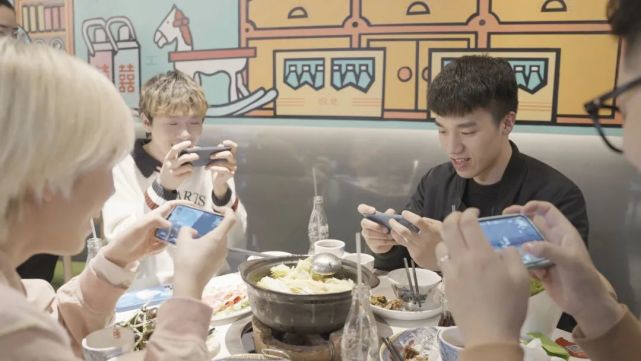 为了完成他们的心愿,我们特邀tc战队选手wyy,虎牙主播烤羊腿和pel官方