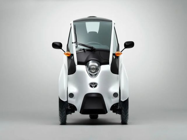 这款车名为toyota i-road,这款车想必大家都很陌生的,因为它既可以说