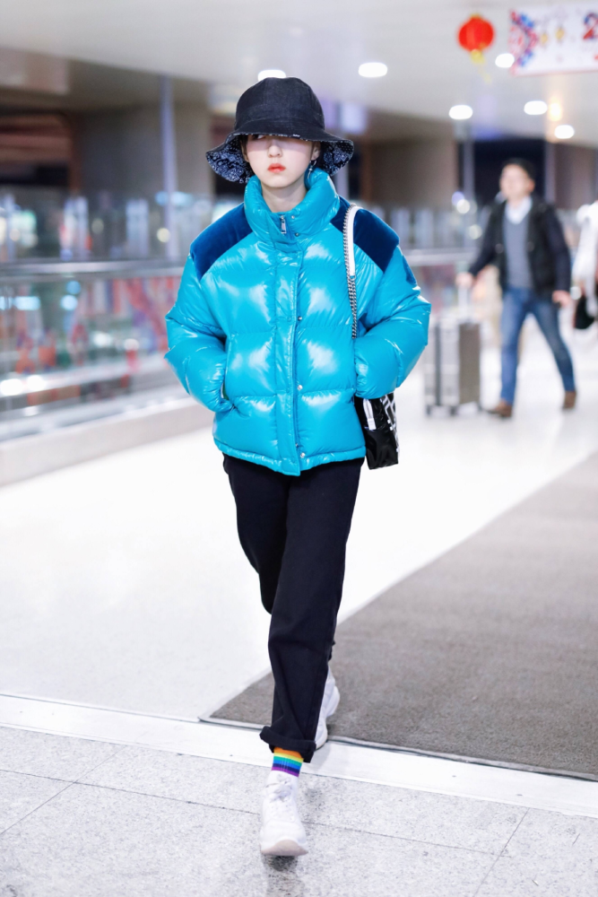 张子枫的私服穿搭真时髦，蓝色拼接羽绒服配渔夫帽，超级有国际范！