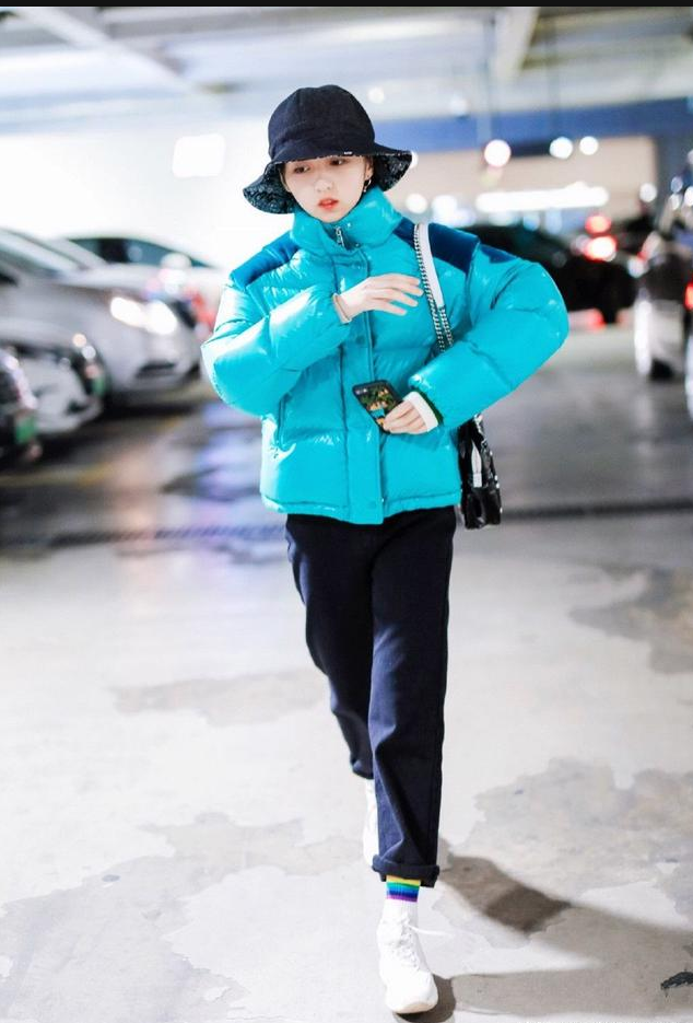 张子枫的私服穿搭真时髦，蓝色拼接羽绒服配渔夫帽，超级有国际范！
