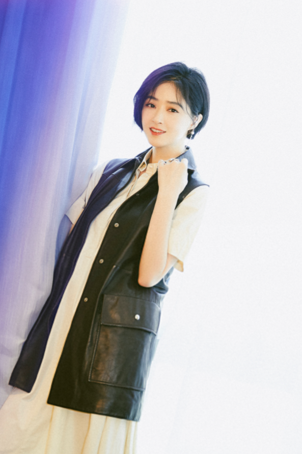 蒋欣穿裙子好美黑色纱裙配清爽短发微胖身材大气又耐看