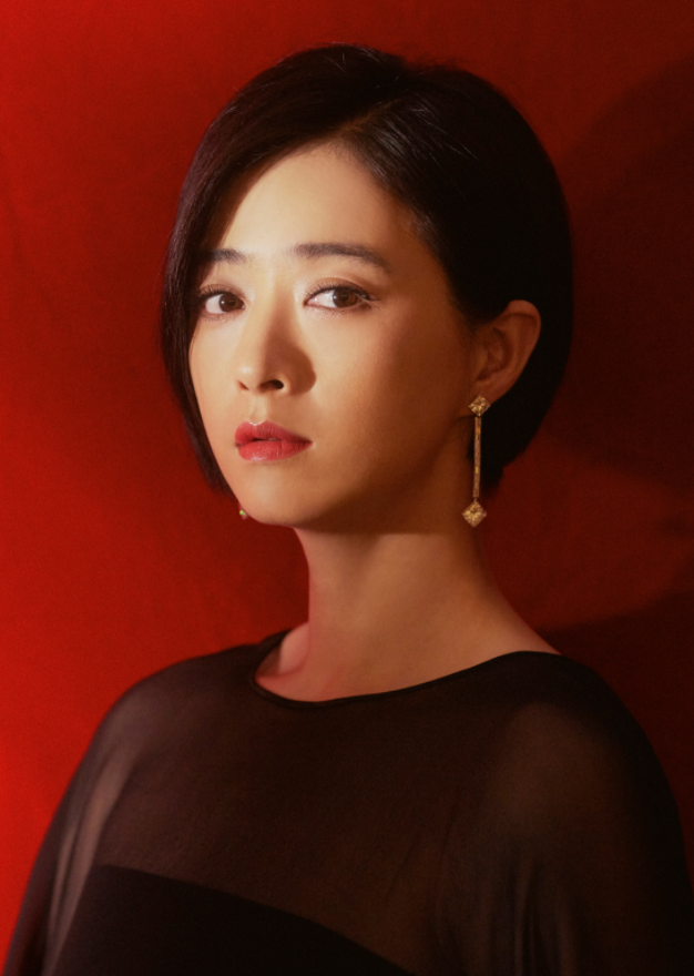 蒋欣穿裙子好美黑色纱裙配清爽短发微胖身材大气又耐看