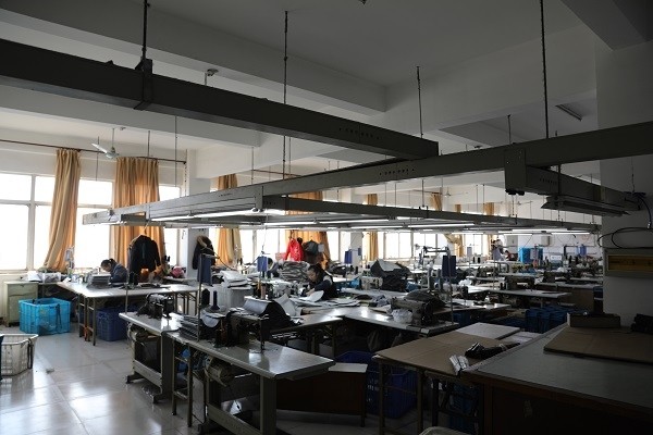 图说:制衣厂车间.