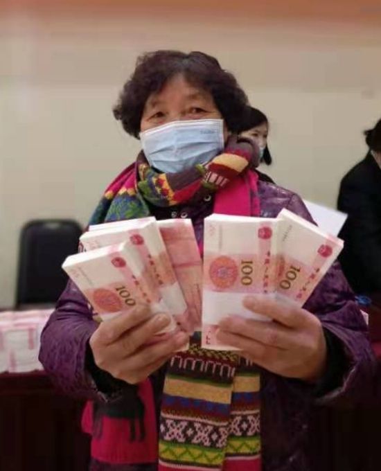 过年福利5000万现金发给村民连续发了好几年