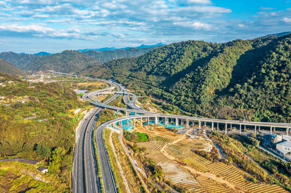 美轮美奂的东环高速夜景龙岩东环高速公路是厦蓉高速公路和政永高速