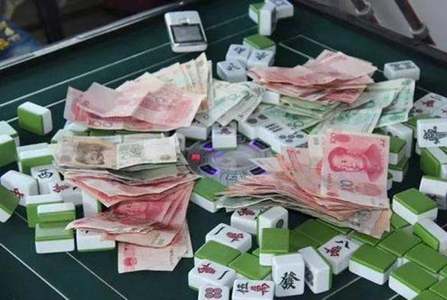 打麻将乃至赌博,"背井离乡"当然就是赌博输光了钱,无颜面对家人,只能