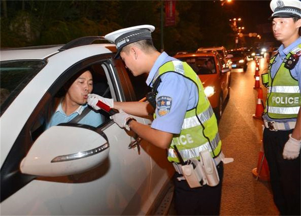 不开车还开酒驾罚单扣12分驾照重新考事主崩溃找媒体还原真相