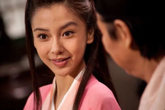 baby还是一个嫩模,靠着颜值在香港混得不错,曾代替阿sa出演过花田喜事