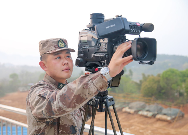 负责人来到正定镇四合街,为在部队荣立二等功的赵亚雄家送来立功喜报