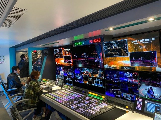 记者在现场看到,5g 8k转播车外观与其他转播车无异,其内部有若干8k/4k